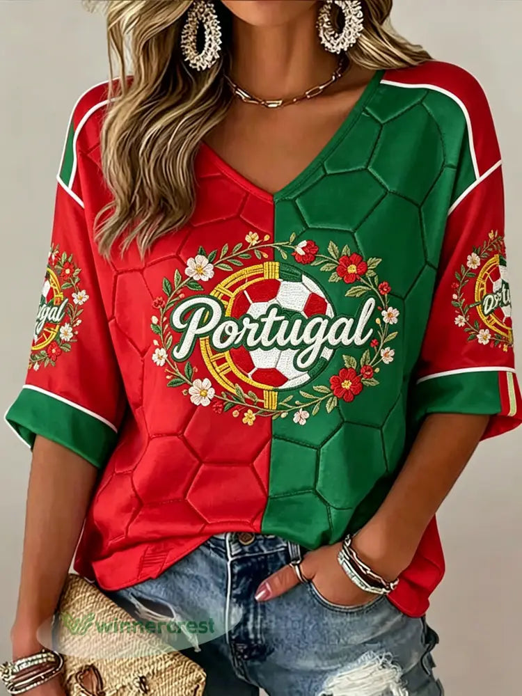 Camiseta com decote em V e estampa texturizada em relevo com torcida em partida de futebol feminino em Portugal - A / S