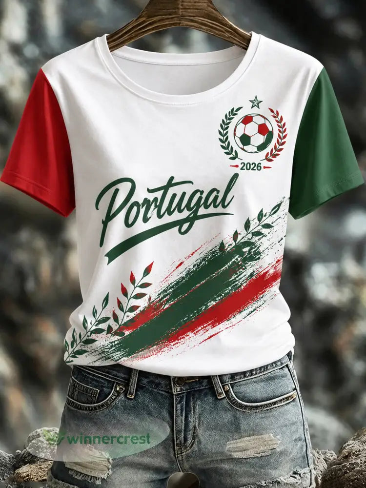 Camiseta com estampa artística de torcida em partida de futebol feminino de Portugal - A / S