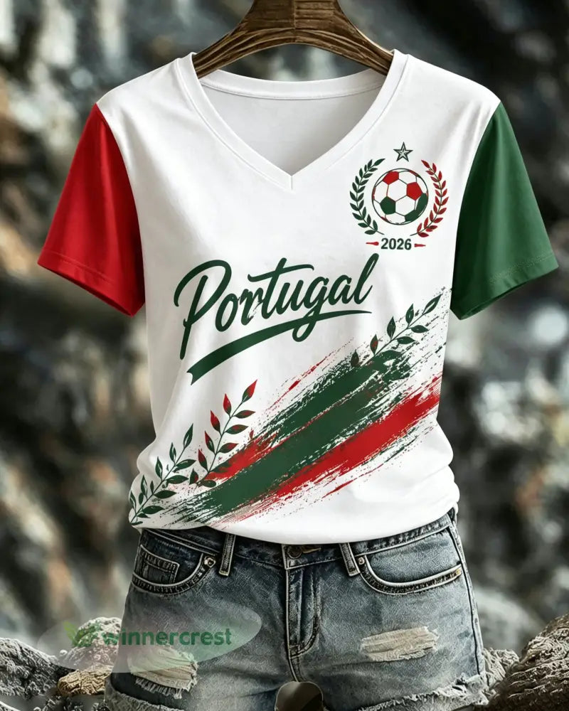 Camiseta com estampa artística de torcida em partida de futebol feminino de Portugal - A / S