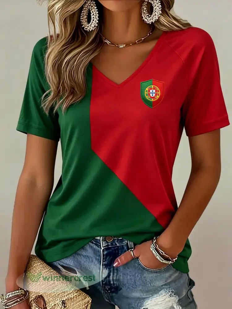 Camiseta com Gola em V e Estampa Artística de Torcida em Jogo de Futebol Feminino de Portugal - A / S