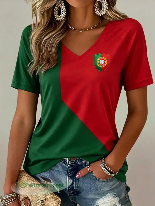 Camiseta com Gola em V e Estampa Artística de Torcida em Jogo de Futebol Feminino de Portugal - A / S