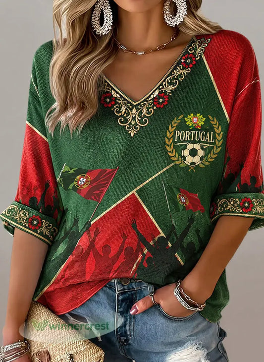 Camiseta com Gola em V e Estampa Artística de Torcida em Jogo de Futebol Feminino de Portugal - A / S
