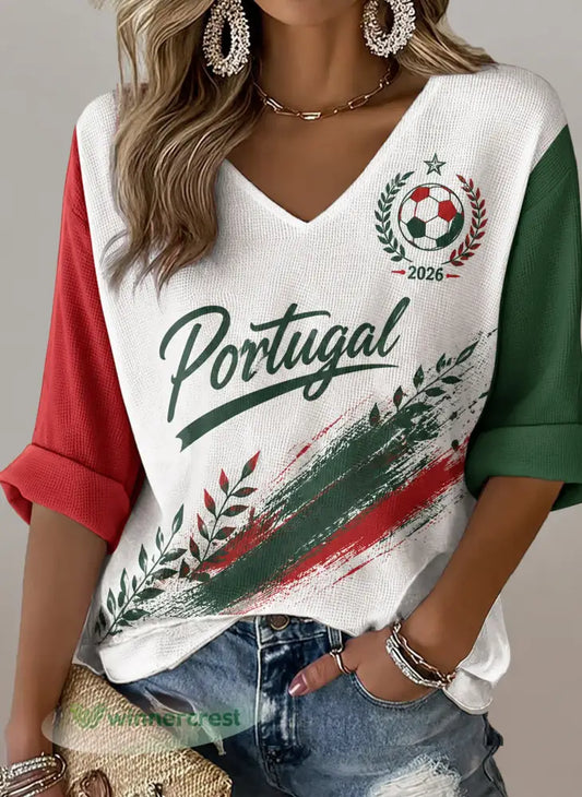 Camiseta com Gola em V e Estampa Artística de Torcida em Jogo de Futebol Feminino de Portugal - A / S