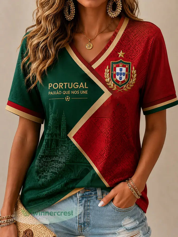 Camiseta Feminina de Gola em V com Estampa Retrô de Futebol Português - como a imagem / S